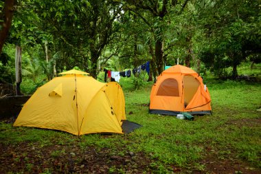 çadır kamp ile Çamaşırhane hatta kurumasını asılı üzerinde