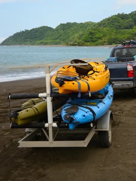 Kajaker som drog upp till havet på trailer — Stockfoto