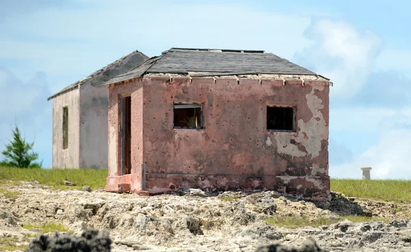 Antiguas casas abandonadas cerca del gran faro de isaac cay en el baha —  Fotos de Stock