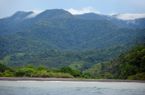 Paesaggio di montagne, oceano e natura tropicale — Foto Stock