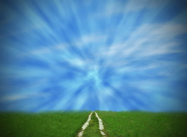 Ścieżka i trawy z promieniami slonecznymi i błękitne niebo — Zdjęcie stockowe