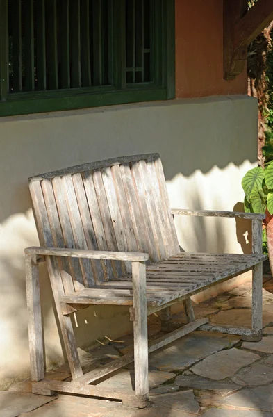 在巴拿马的家前面的空仿古木制长椅 — 图库照片