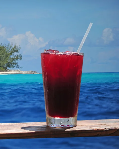 Rum punch of fruitig drankje in een tropisch paradijs — Stockfoto