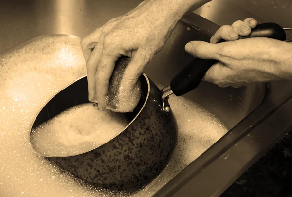 Pulire pentola mentre si lavano i piatti — Foto Stock
