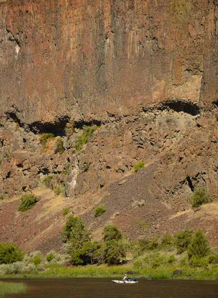 Wielkich gór i człowiek spływy kajakowe — Zdjęcie stockowe