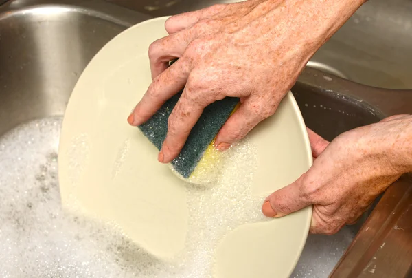 Schoonmaak plaat terwijl het doen van gerechten — Stockfoto