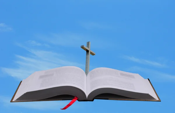 Bíblia, cruz e céu conservado — Fotografia de Stock
