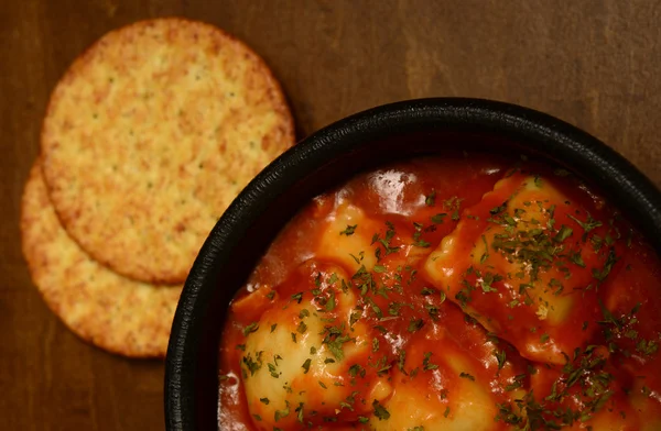 Iitalian ravioli pasta with crackers — Stock Photo, Image