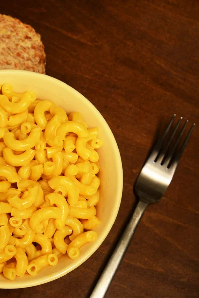 Mac och ost med gaffel på träbord — Stockfoto
