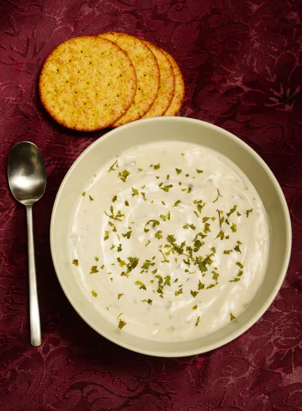 Warme romige soep en crackers — Stockfoto