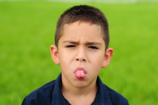 Niño sobresaliendo lengua —  Fotos de Stock