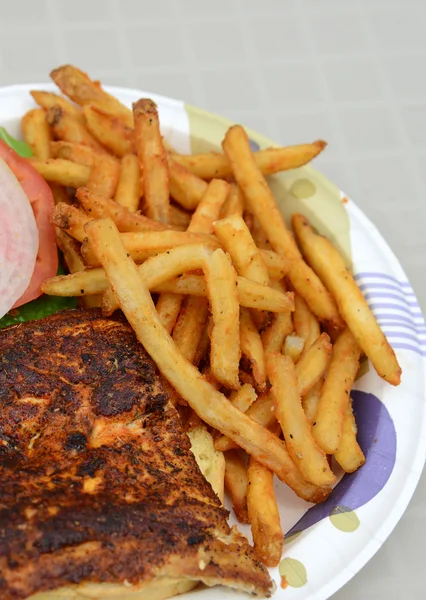 Geschwärztes Fischsandwich mit Pommes — Stockfoto