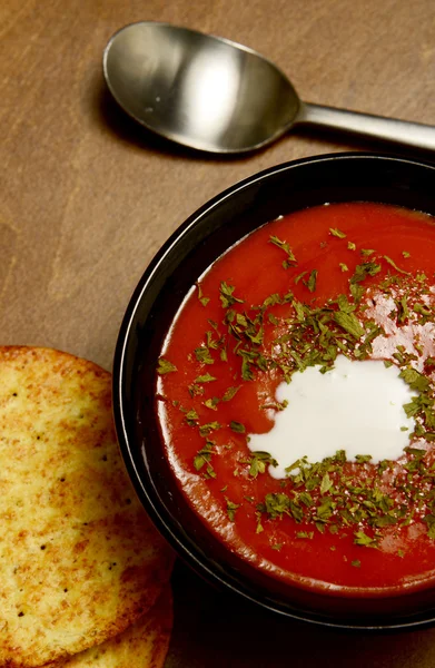 Sopa de tomate cremoso en una mesa de madera oscura — Foto de Stock