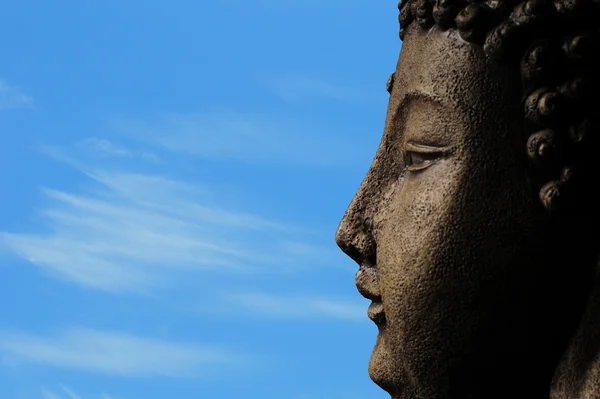 Un buddha contra un cielo azul para la iluminación —  Fotos de Stock