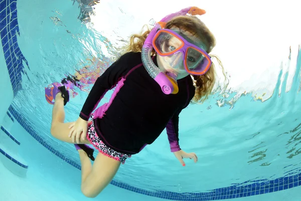 Genç kız su altında yüzmek — Stok fotoğraf