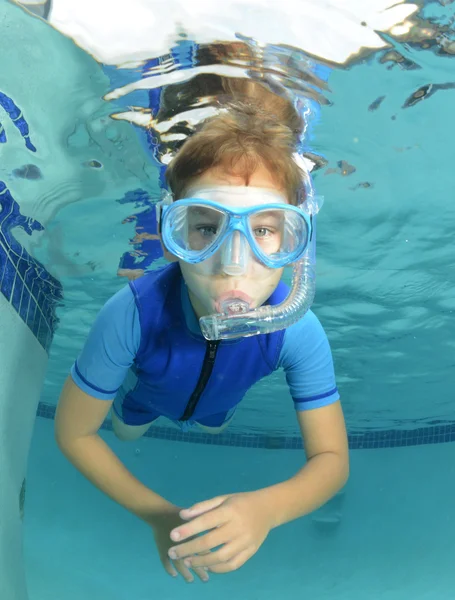 Dítě pod vodou v bazénu — Stock fotografie