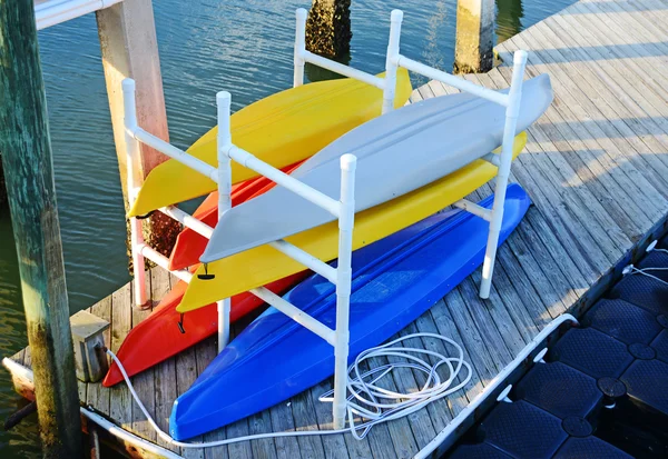 Colorful kayaks on dock — Stock Photo, Image