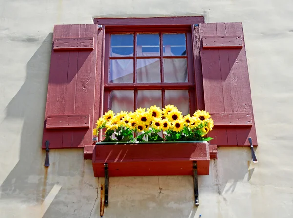 Fenêtre avec tournesols renaissance village européen — Photo