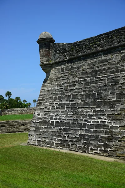 Zabytkowego fortu w tropikalnej okolicy — Zdjęcie stockowe