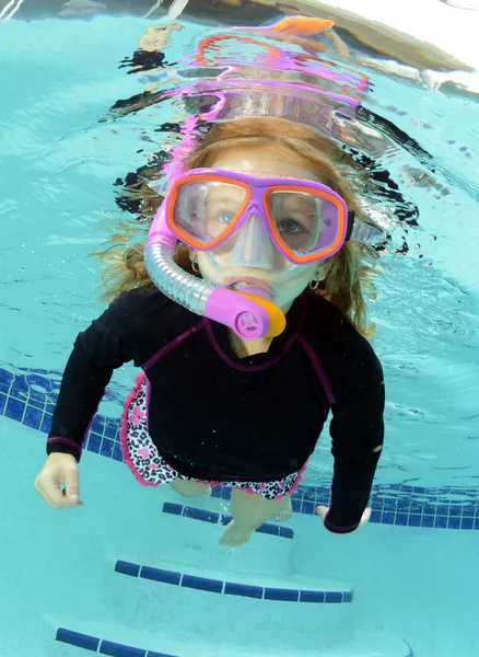 Hübsches Kind schwimmt im Pool — Stockfoto