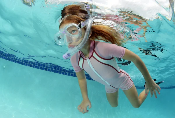 Bambino che nuota sott'acqua in piscina — Foto Stock