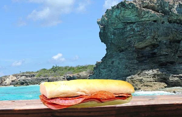 Club sandwich sur une terrasse donnant sur l'océan bleu clair — Photo