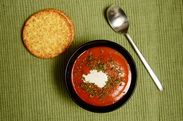 Tomato soup and whole grain crackers — Stock Photo, Image