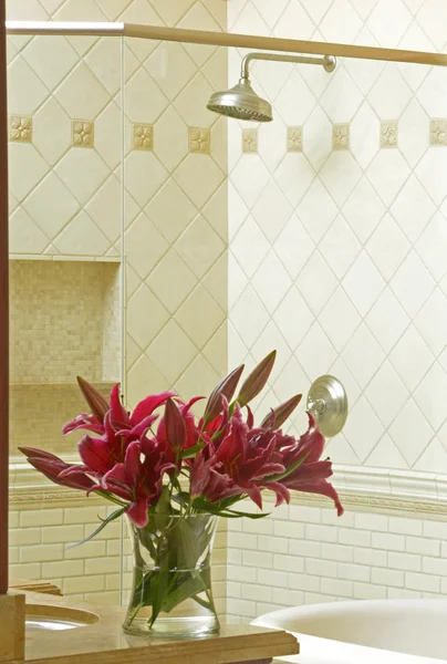 A luxus fürdőszobában modern zuhanyzó — Stock Fotó