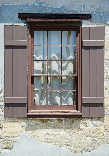 Fönster med fönsterluckor i medeltida Europeiska by — Stockfoto