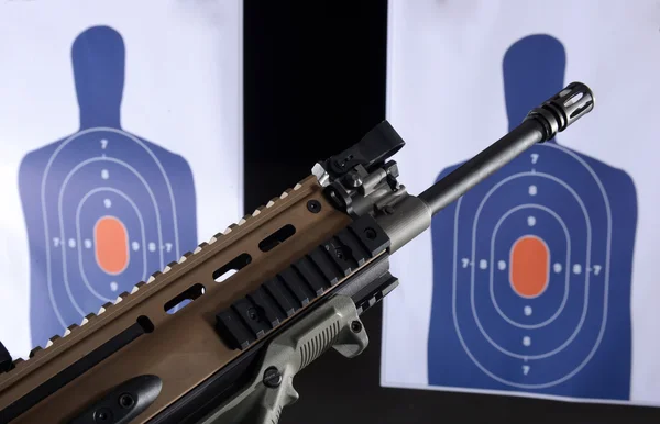 Machine gun and bullseye targets at gun range — Stock Photo, Image