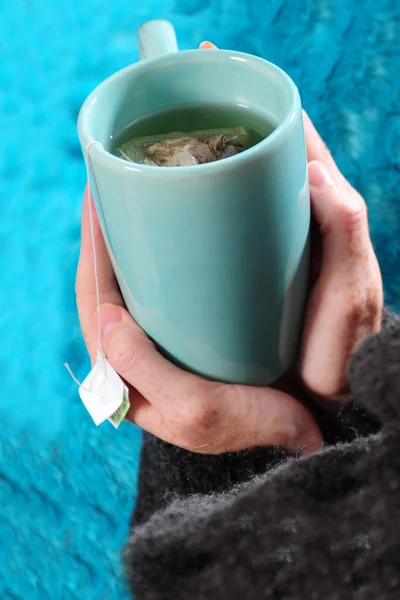 Beber taza de té en invierno — Foto de Stock