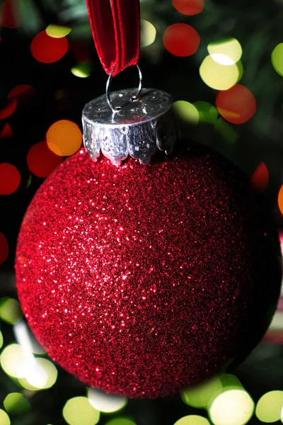Rosso ornamento natalizio e luci di Natale — Foto Stock