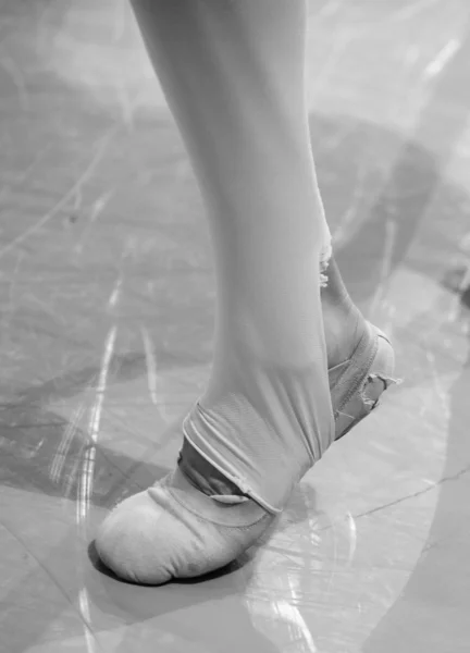 穿破了一个芭蕾舞演员穿鞋 — 图库照片