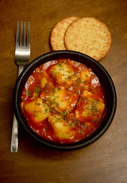 Uszek z mięsem i sosem pomidorowym czerwony — Zdjęcie stockowe