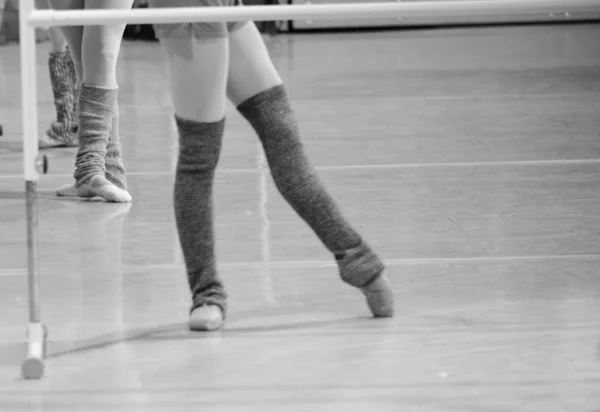 在实践期间的芭蕾舞团的舞者脚 — 图库照片