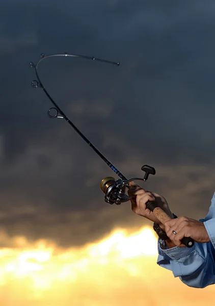 Grande captura enquanto pesca com haste e carretel — Fotografia de Stock