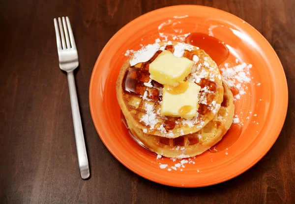 Waffeln mit Puderzucker und Sirup — Stockfoto