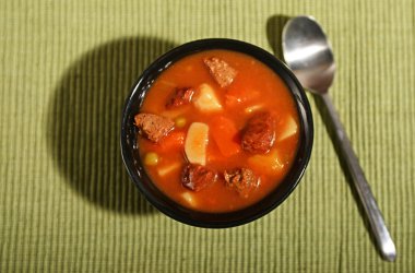 kaşık ile sığır eti güveç