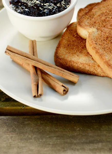 Bastoncini di cannella con pane tostato — Foto Stock