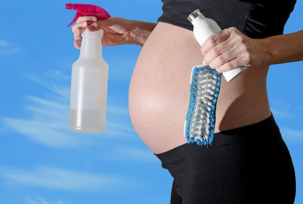 Femme enceinte et produits de nettoyage — Photo