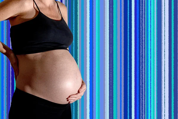 Это мальчик и беременная женщина. — стоковое фото