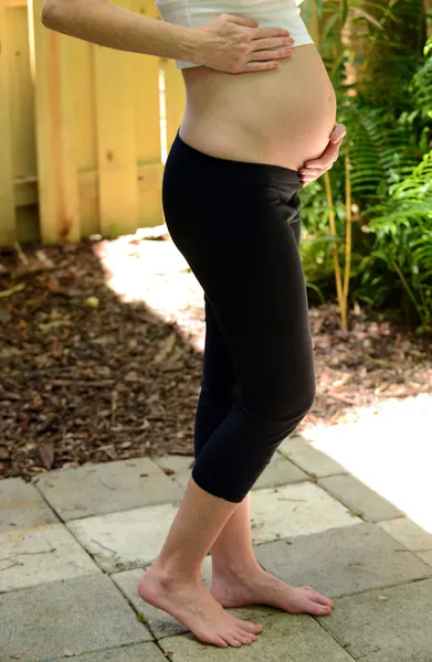 Barfota och gravid — Stockfoto