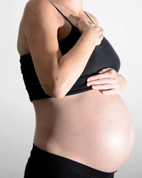 Sura uppstötningar eller halsbränna och graviditet — Stockfoto