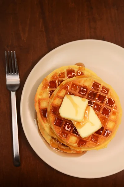 Rustikale Waffeln und Sirup — Stockfoto