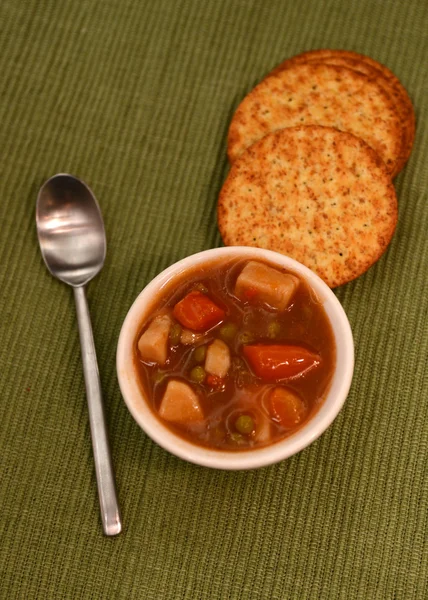 Vegetable soup and crackers — Stock Photo, Image