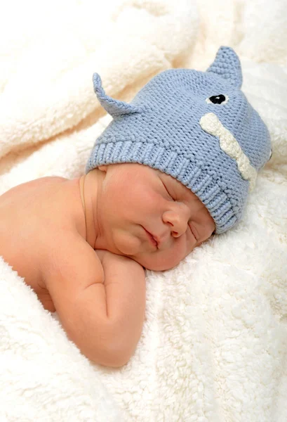 刚出生的婴儿在鲨鱼的帽子 — 图库照片