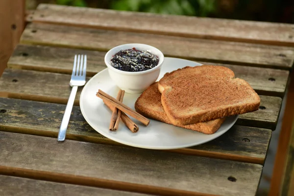 Toast with cinnamon and jam — Stock Photo, Image