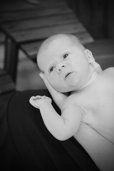 Mamma anläggning spädbarn — Stockfoto