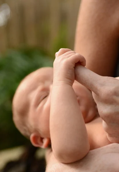 Bébé tenant doigt — Photo