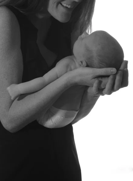 Mãe sorrindo para o bebê recém-nascido — Fotografia de Stock